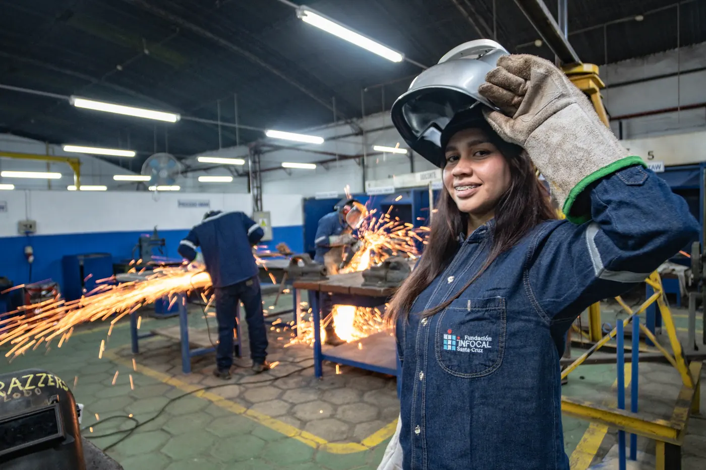 Estudiante de soldadura levanta su careta en el taller de la Fundación INFOCAL Santa Cruz